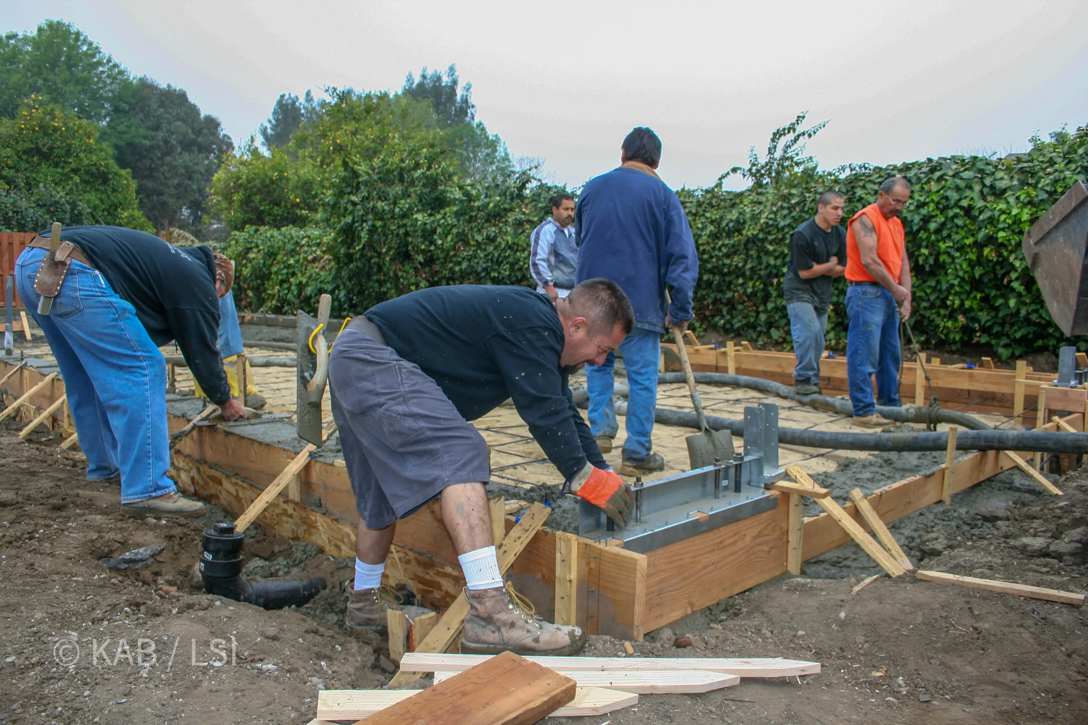 Finishing the stem wall at the Strong-Wall corner during the monolithic pour © KAB/LSI