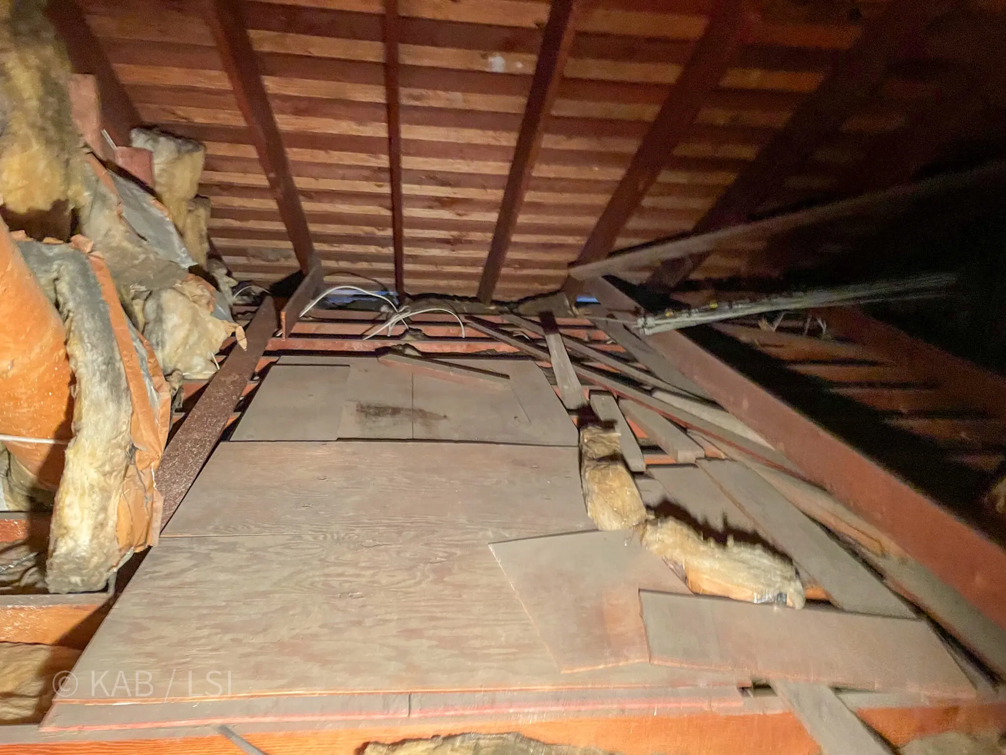 Sagging roof rafters revealed in an attic inspection — what a hillside attic actually hides © KAB/LSI