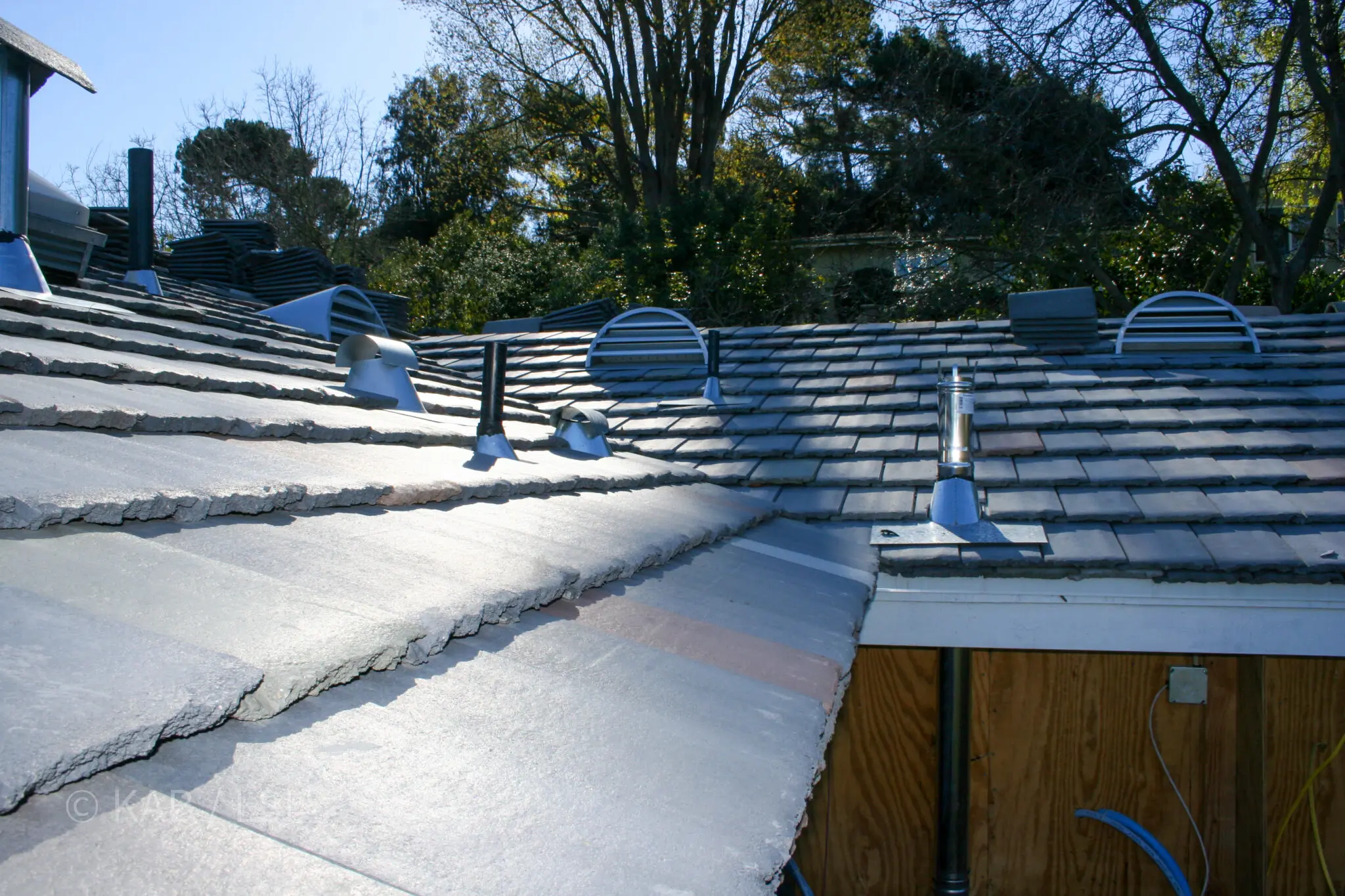 6-color Auburn concrete tile roof close-up detail — La Habra Heights hillside © KAB/LSI