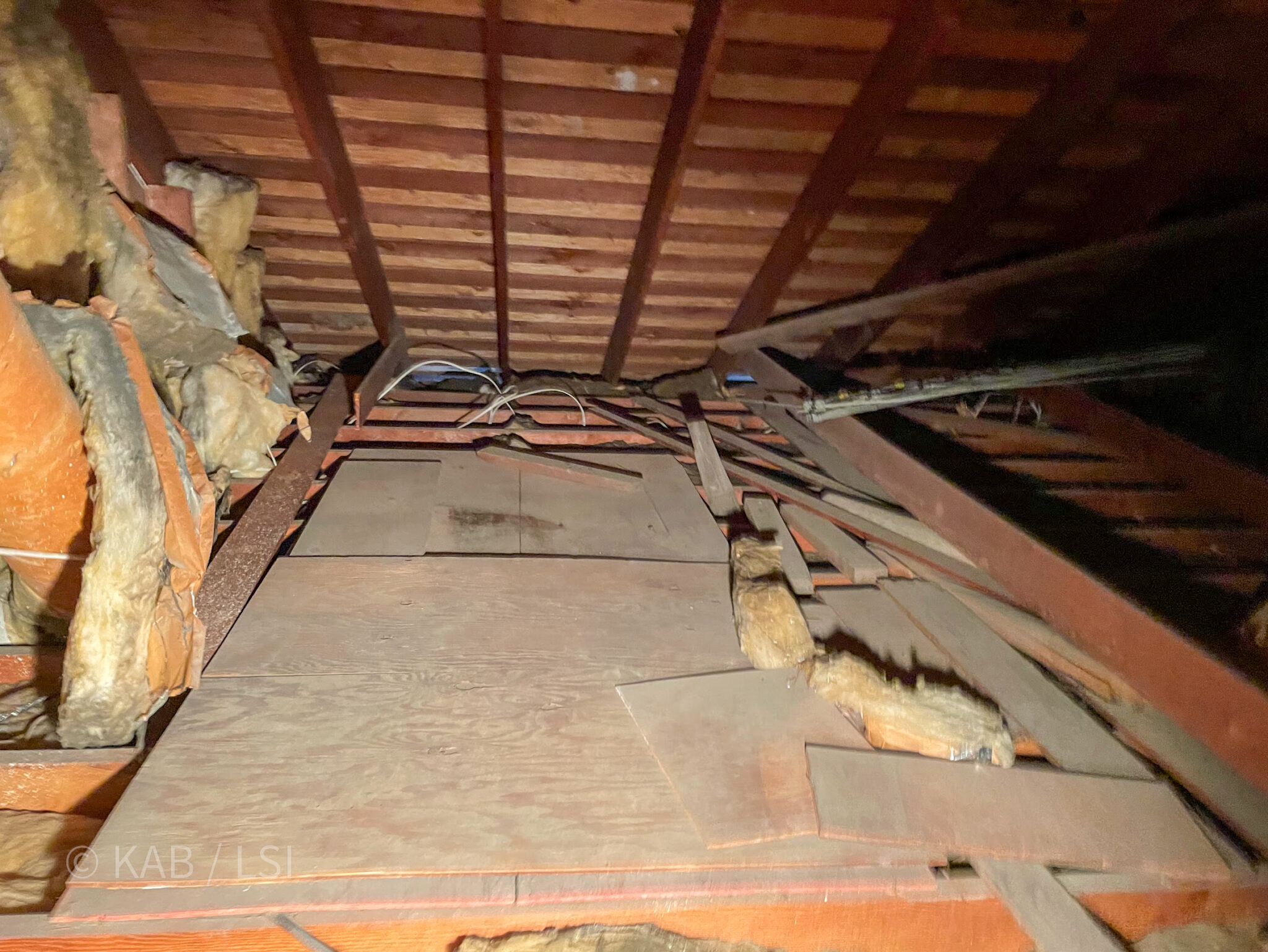 Sagging roof rafters revealed in an attic inspection — what a hillside attic actually hides © KAB/LSI