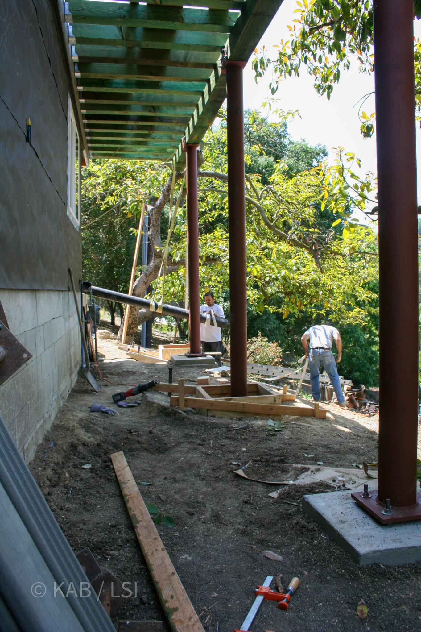 Six-inch steel posts under 18-foot wrap-around deck — La Habra Heights © KAB/LSI