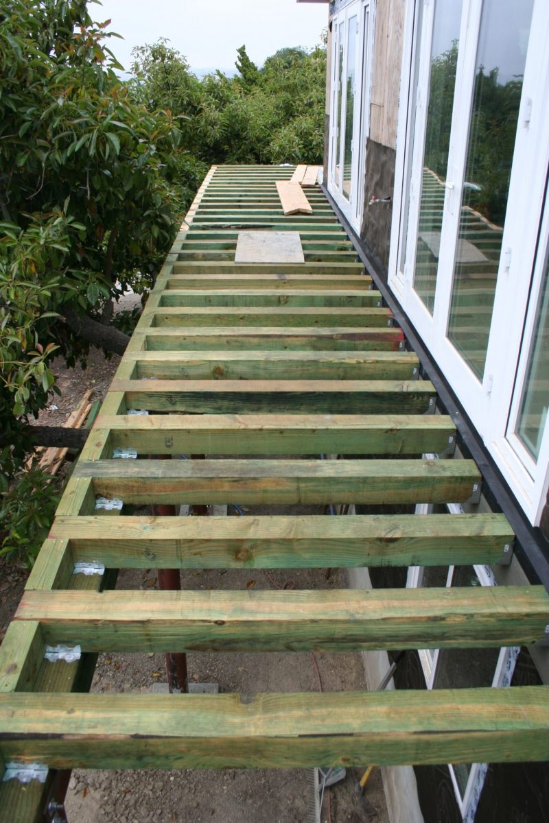 Three-sided wrap-around deck complete — 100+ mile views, La Habra Heights © KAB/LSI